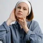 Person som stretchar sin nacke och käke - Motoriska aktiveringsövningar för käkarna